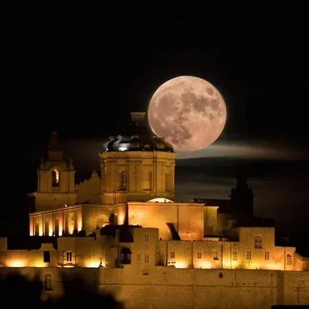 F4 Charming Old Theatre - Walking Distance To Mdina Lägenhet *